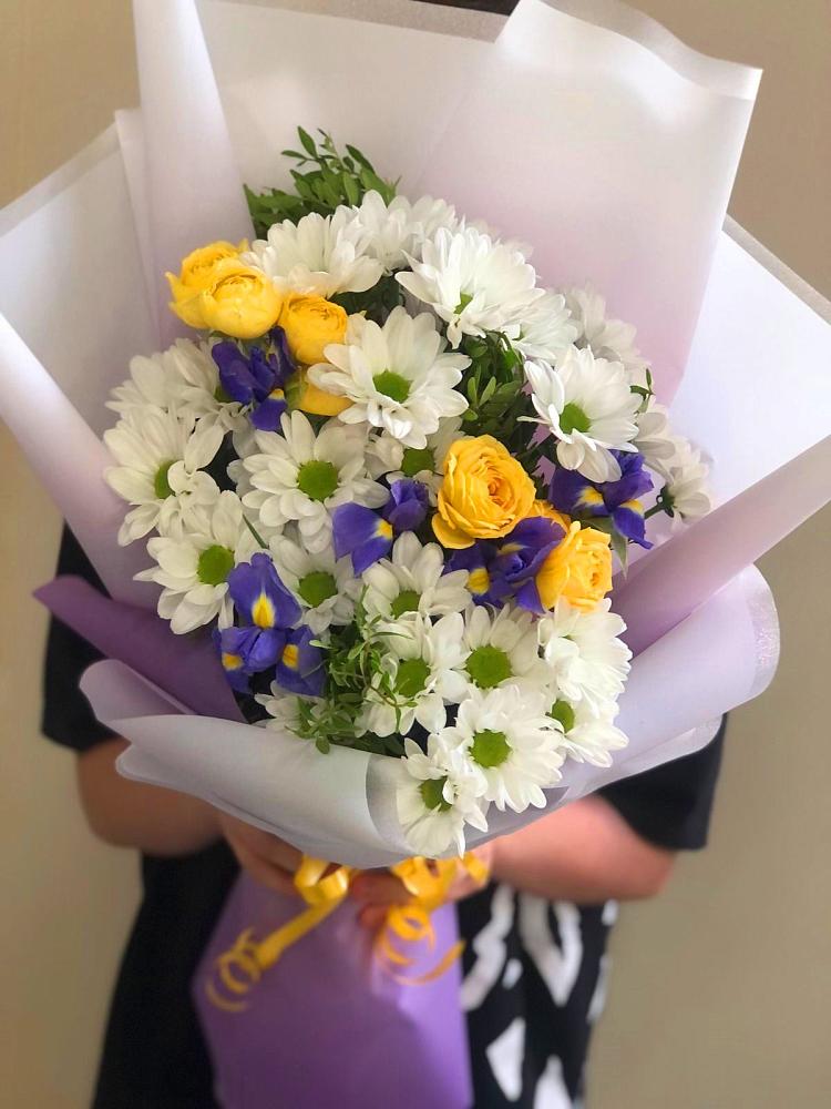 Букет цветов из: Ирисы, Хризантемы и Розы в Загорново
