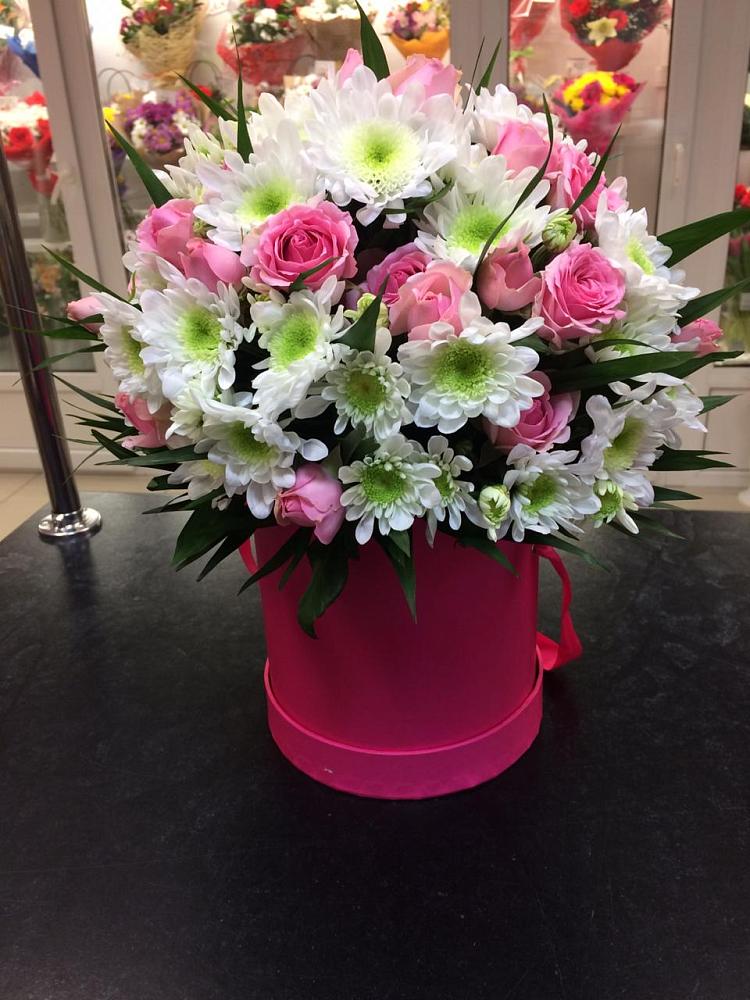 Цветочная композиция из Розы и Хризантемы в шляпной коробке в Загорново