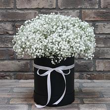 Цветочная композиция из Гипсофила в шляпной коробке в Загорново