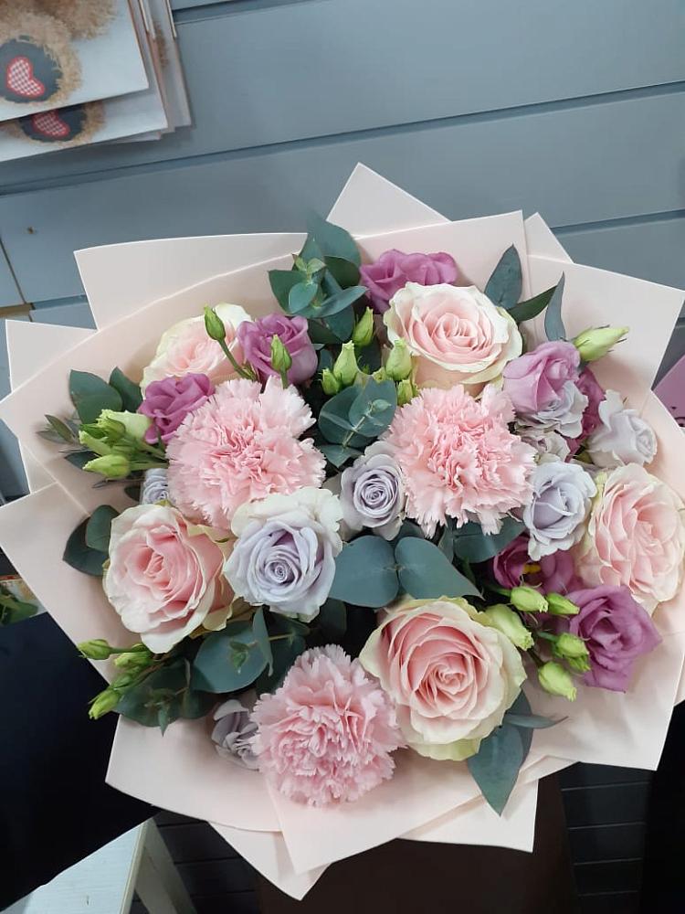 Букет цветов из: Розы, Гвоздики и Лизиантусы в Загорново